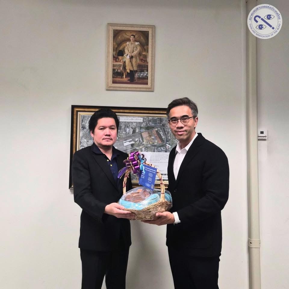 คุณชัชชัย วิจิตรจรรยา มอบกระเช้าปีใหม่