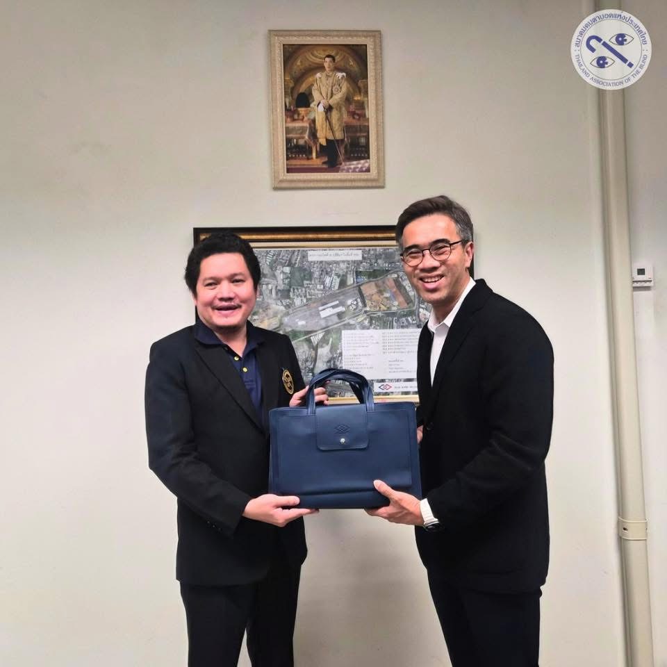 คุณชัชชัย วิจิตรจรรยา มอบกของที่ระลึก