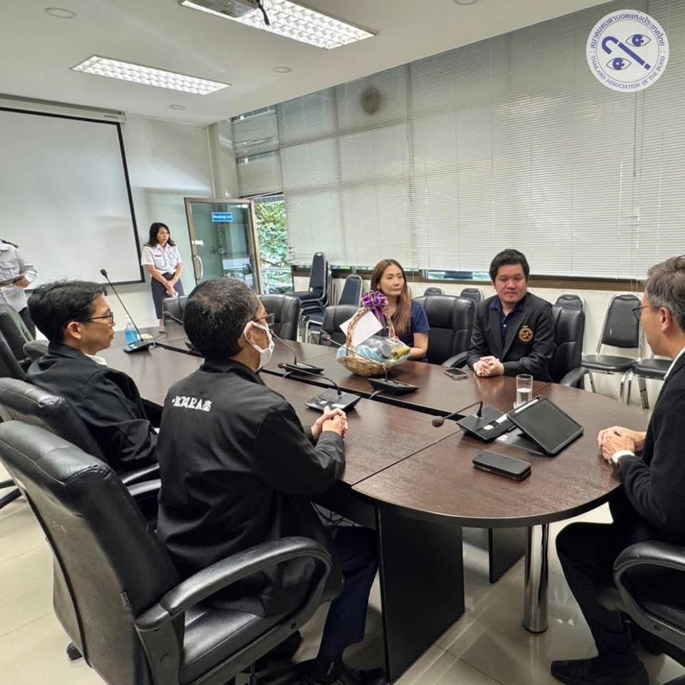 คุณชัชชัยนั่งปรึกษาหารือ