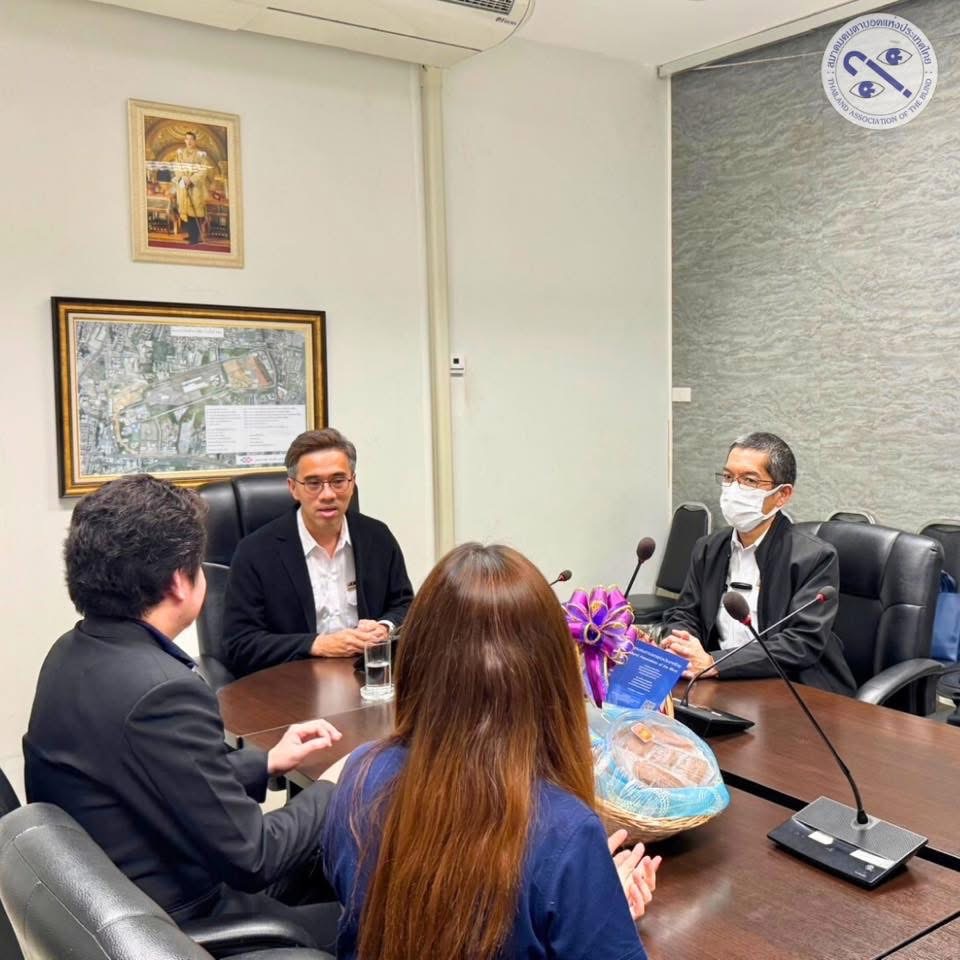 คุณชัชชัยนั่งปรึกษาหารือ