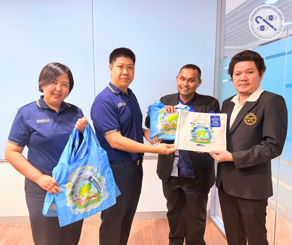 คุณภาณุพงศ์ วงศ์สีนิล และคุณอทิตยา สงครามยศ มอบของที่ระลึกแก่สมาคม