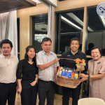 นายเอกกมล แพทยานันท์ นายกสมาคมคนตาบอดแห่งประเทศไทย พร้อมด้วยคณะกรรมการบริหารสมาคมคนตาบอดแห่งประเทศไทย มอบกระเช้าสวัสดีปีใหม่ ท่านชัชชาติ สิทธิพันธุ์ ผู้ว่าราชการกรุงเทพมหานคร