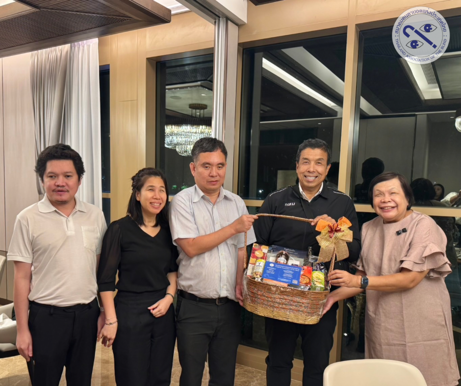 นายเอกกมล แพทยานันท์ นายกสมาคมคนตาบอดแห่งประเทศไทย พร้อมด้วยคณะกรรมการบริหารสมาคมคนตาบอดแห่งประเทศไทย มอบกระเช้าสวัสดีปีใหม่ ท่านชัชชาติ สิทธิพันธุ์ ผู้ว่าราชการกรุงเทพมหานคร