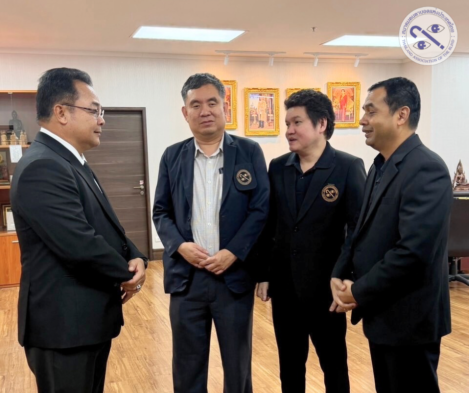 นายชัชชัย วิจิตรจรรยา และนายพรชัย กลับวิหก มอบกระเช้าสวัสดีปีใหม่นายแพทย์ภูวเดช สุระโคตร อธิบดีกรมสนับสนุนบริการสุขภาพ