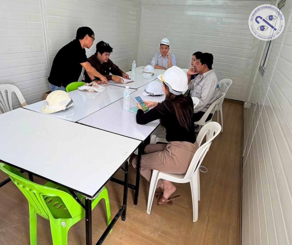 นายเอกกมล แพทยานันท์ พูดคุยกับทางผู้รับเหมา