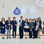 นายชัชชัย วิจิตรจรรยา และนายสุนทร สุขชา มอบกระเช้าสวัสดีปีใหม่ ให้กับนายวสันต์ ภัยหลีกลี้