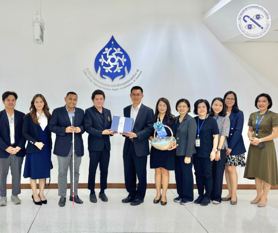 นายชัชชัย วิจิตรจรรยา และนายสุนทร สุขชา มอบกระเช้าสวัสดีปีใหม่ ให้กับนายวสันต์ ภัยหลีกลี้