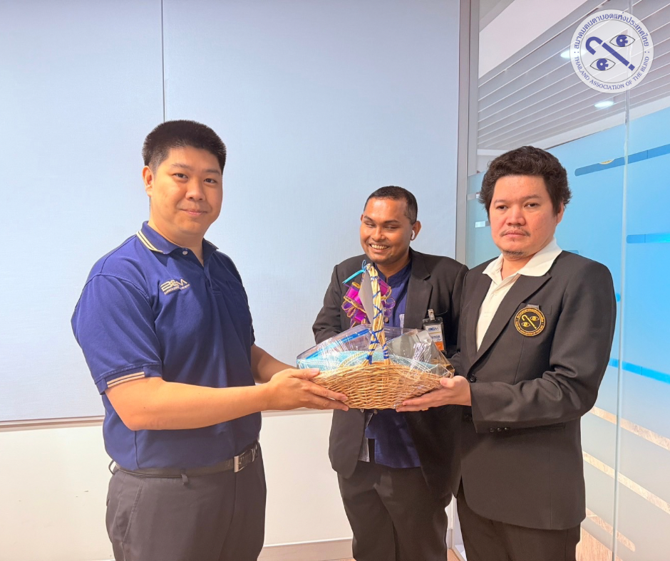 นายชัชชัย วิจิตรจรรยา และนายสุนทร สุขชา มอบกระเช้าให้แก่ คุณภาณุพงศ์ วงศ์สีนิล